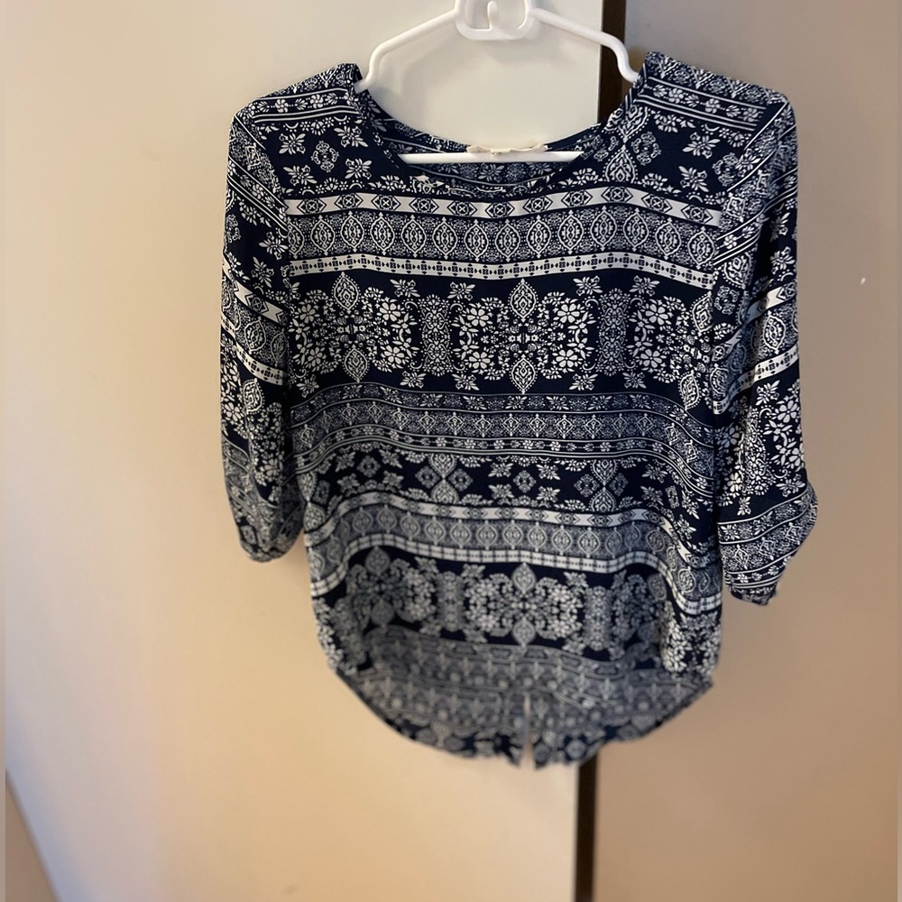 Women’s shirt, size small